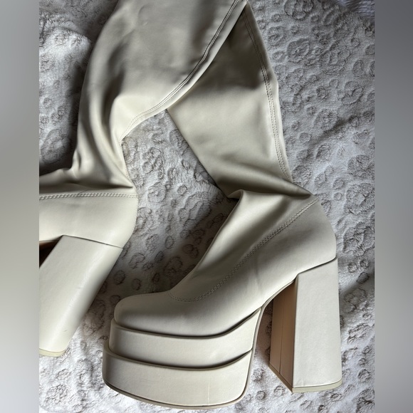 SOLD!! Steve Madden Cypress Heels - Picture 8 of 9